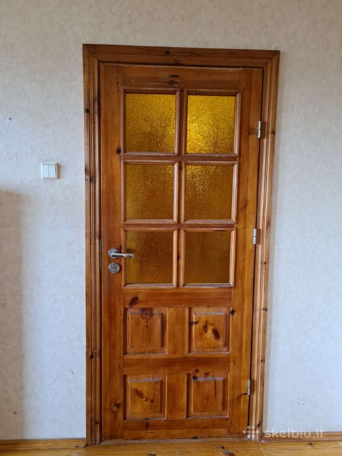Medinės durys su stiklu ir stakta