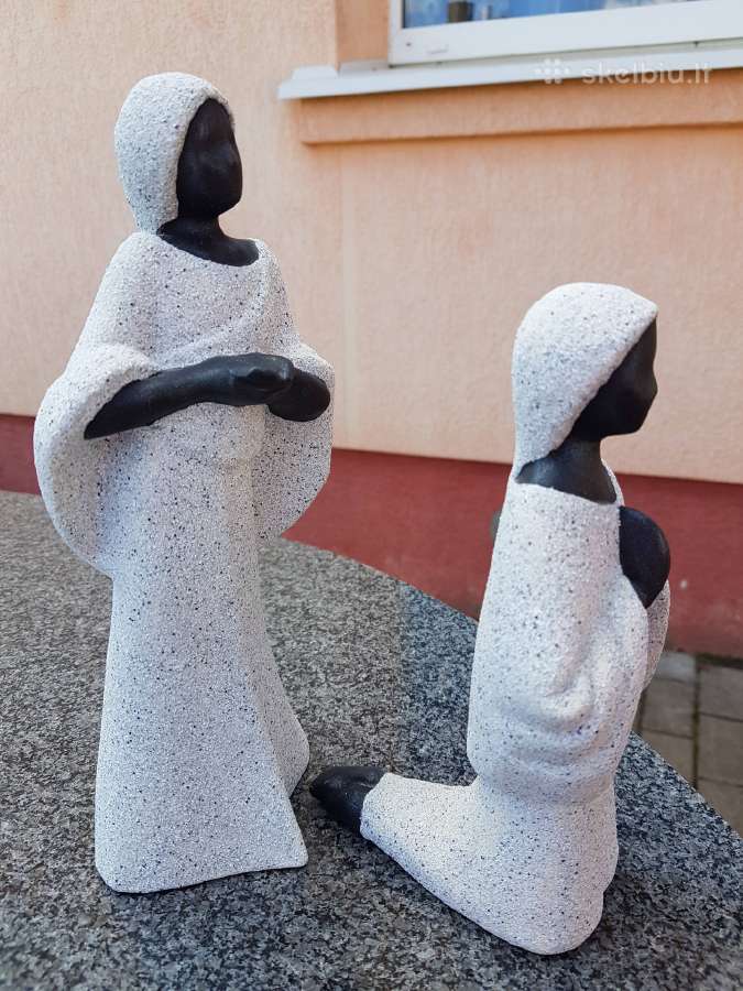 Mergaiciu skulpturos