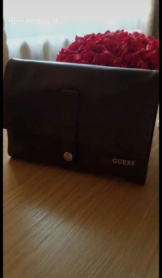 Nauja Guess kosmetinė