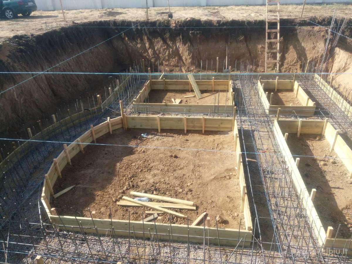 Betonuojam įvairaus sudėtingumo pamatus.