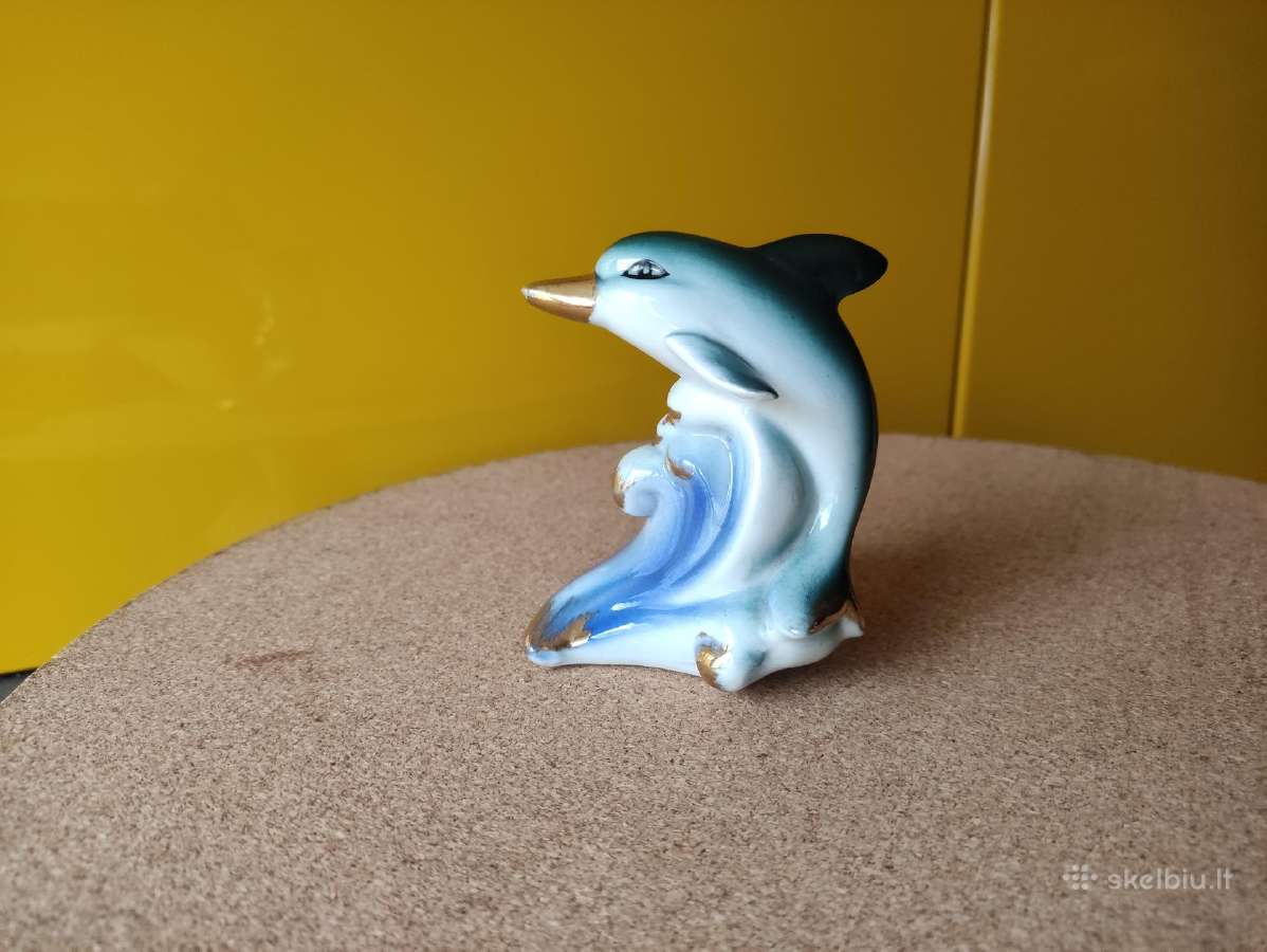 Delfinas ant bangos.