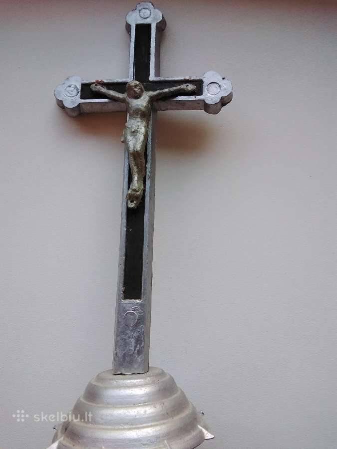 Pastatomas kryžius