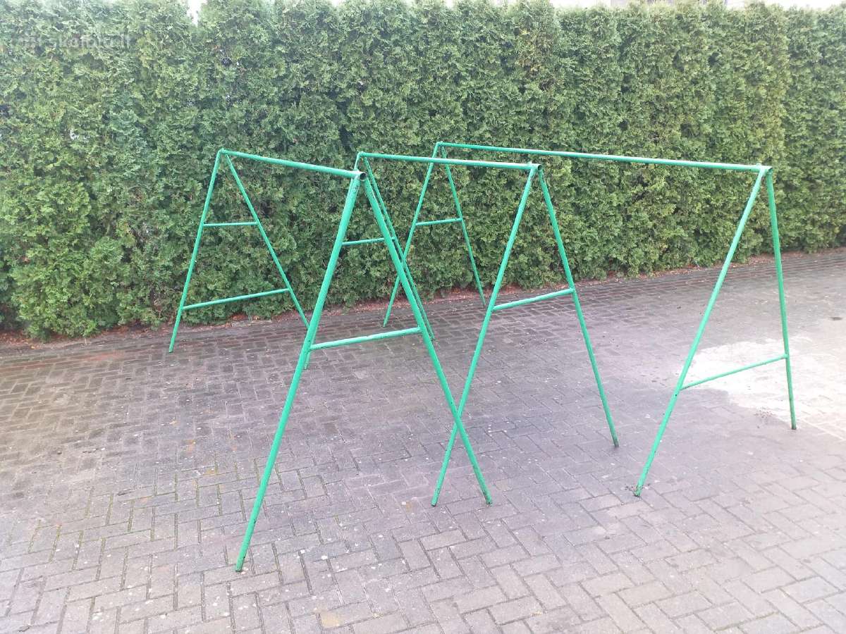 Parduodu tvirtus stovus drabuziu prekybai