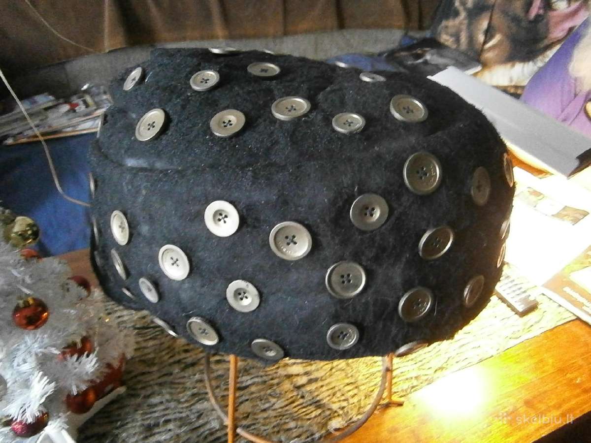 Turbanas iš sintepono padengto juodais dažais