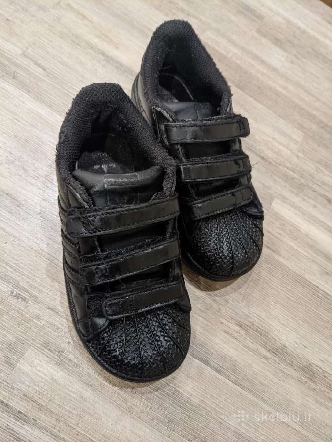 Juodi Adidas klasikiniaii 26 dydžio
