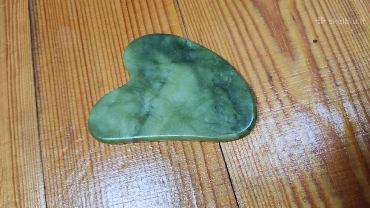 Nefrito akmens veido masažuoklis Gua Sha