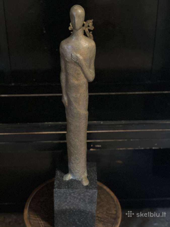 Autorinė bronzinė moters skulptūra