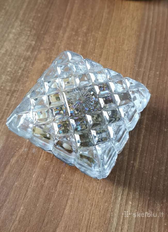 Krikštoline vazele papuošalams