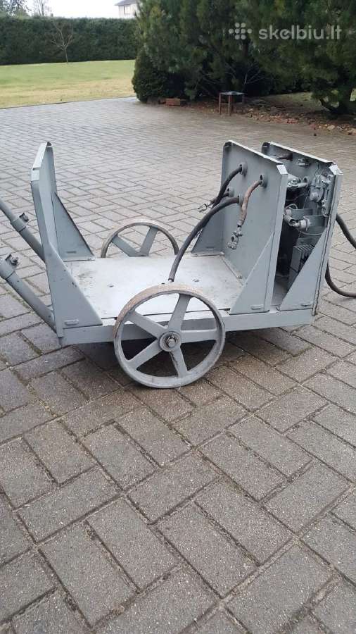 Akumuliatoriu vezimelis su pakroveju