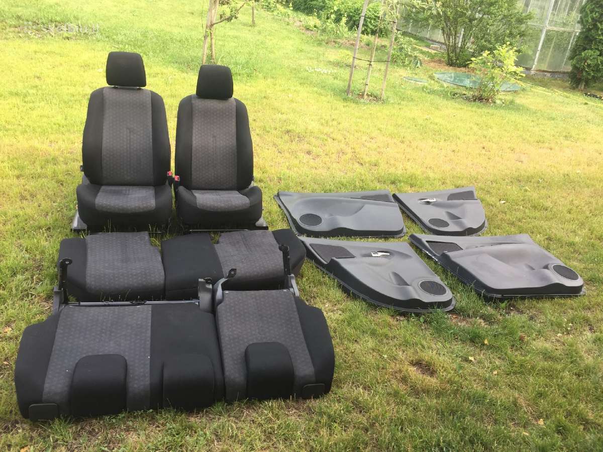 Parduoda Toyota Urban Cruiser sėdynės ir durų apd.