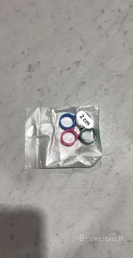 Keturi įvairiaspalviai plastmasiniai žiedai