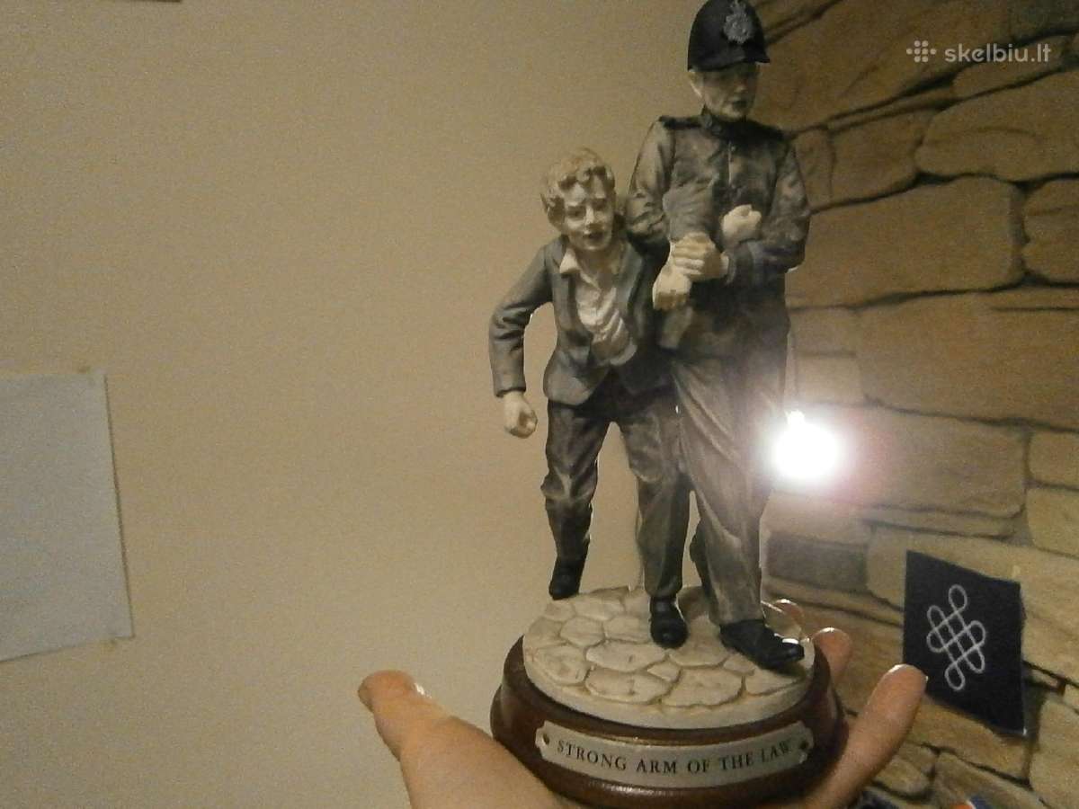 Pareigūno skulptūra 21cm senovinė ,dūžtanti