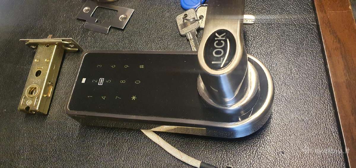 Elektroninės praėjimo kontrolės spyna su čipais