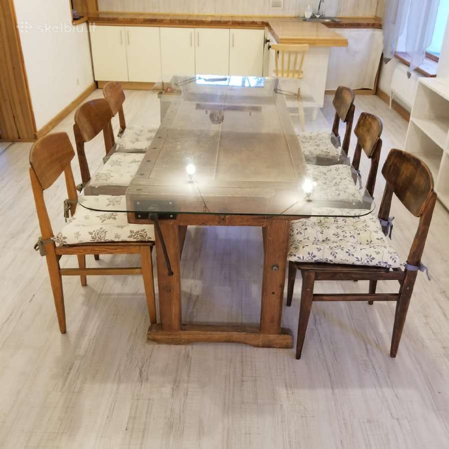 Stalas su šešiomis kėdėmis