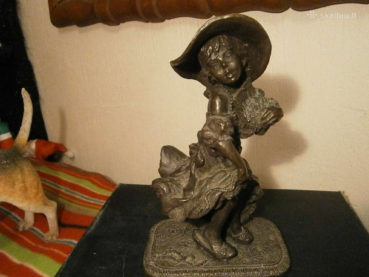 Mergaitės skulptūra 20,5cm bronzinė