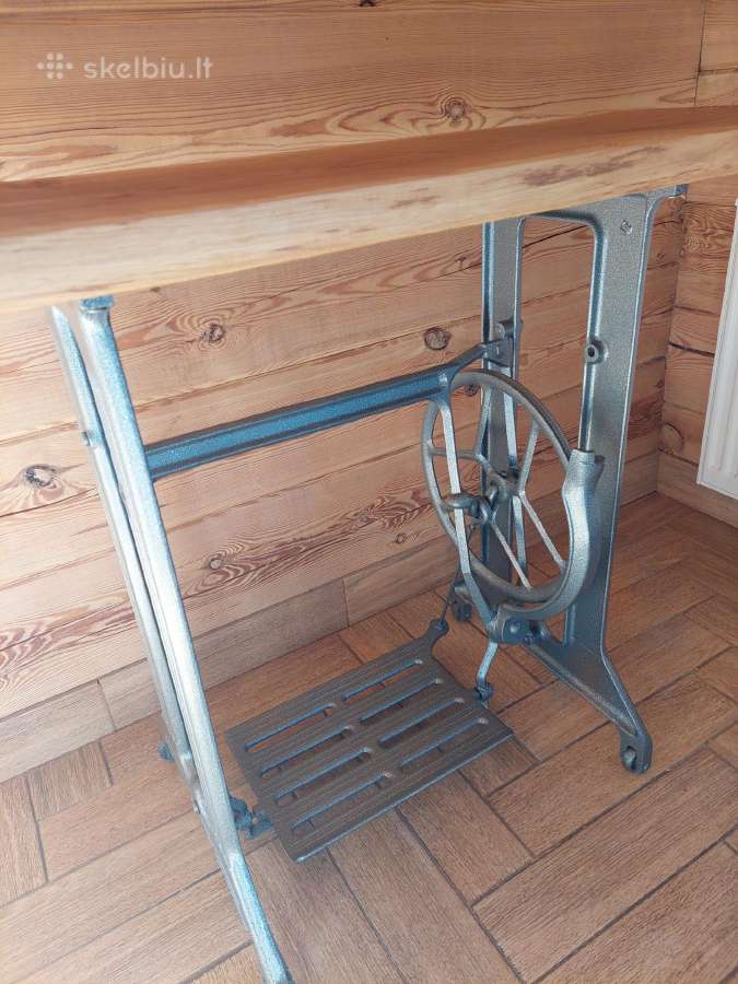 Staliukas su siuvimo mašinos kojomis - nuotraukos Nr. 2