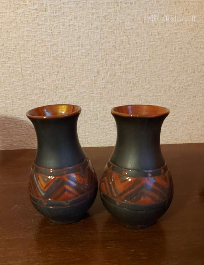 2 vienodos juodosios keramikos vazelės