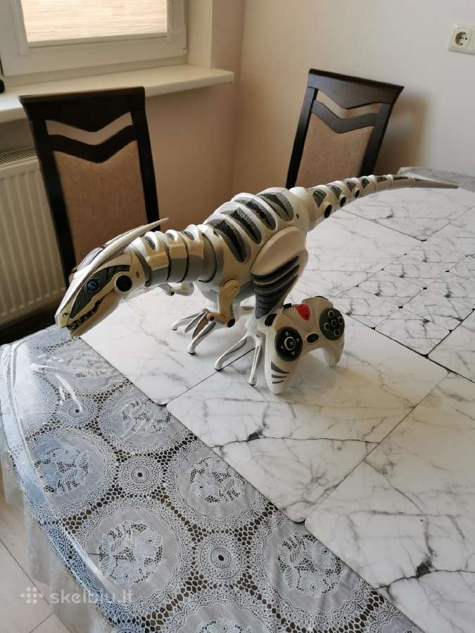 Dinozauras robotas, su distanciniu