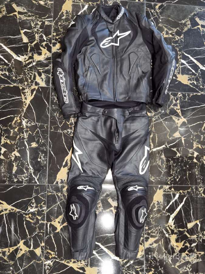Parduodu moto aprangas batus šalmus pirštines