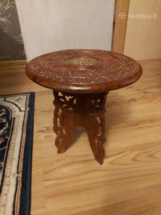 Parduodama senovinė raižita maža kėdutė.