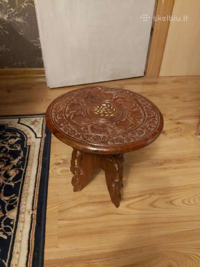 Parduodama senovinė raižita maža kėdutė. - nuotraukos Nr. 6