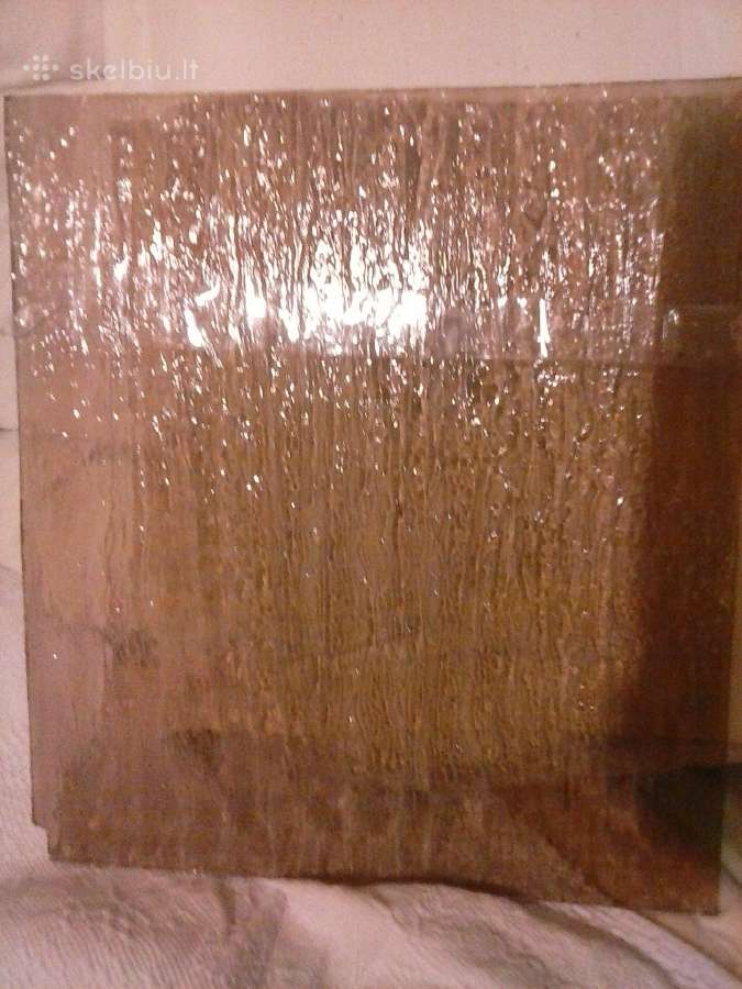 Stiklai i duris gelsvo atspalvio