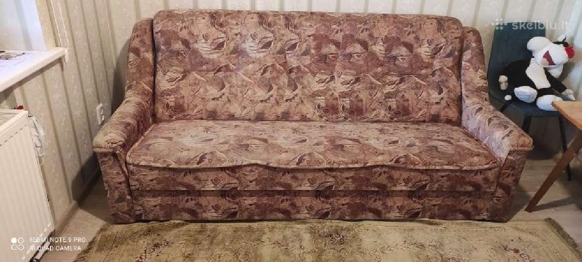 Parduodama ištiesiama aksominė sofa