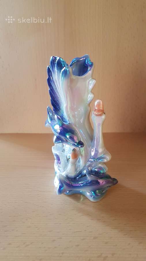 Vazele aukstis 15,5 cm.