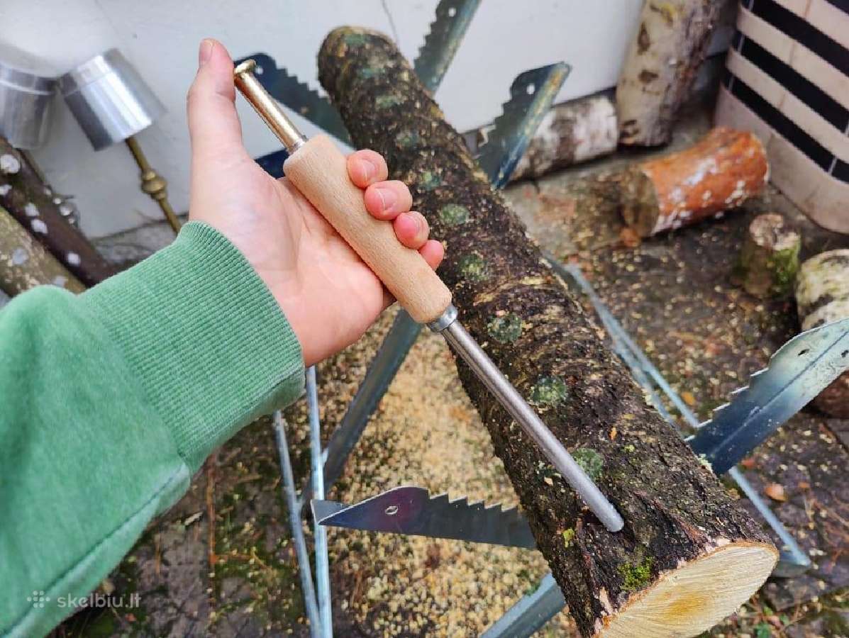 Įrankis grybienos ant pjuvenų sodinimui į rąstus