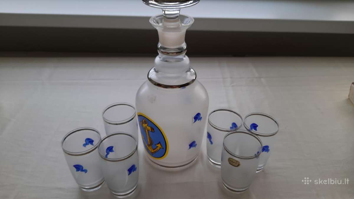 Tarybiniu laiku grafinas su taurelemis