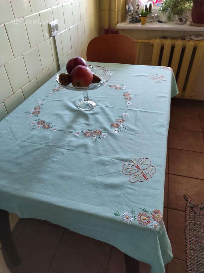 Žalsva siuvinėta staltiesė
