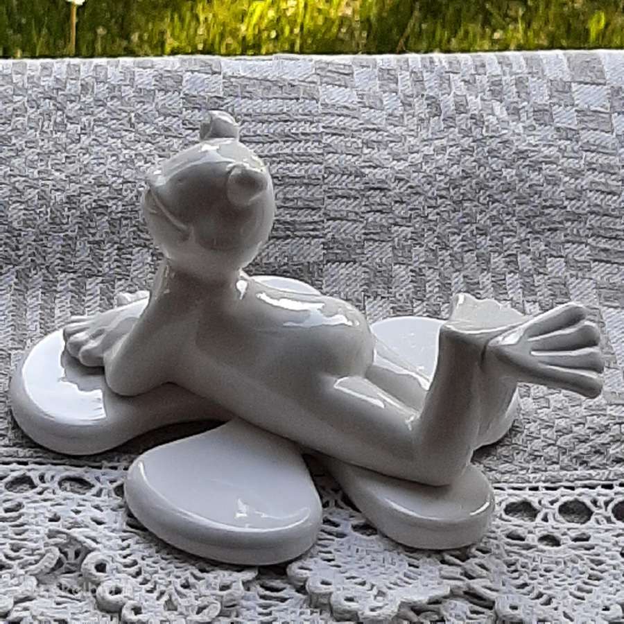 Skulptūrėlė - Varlė ant lapo
