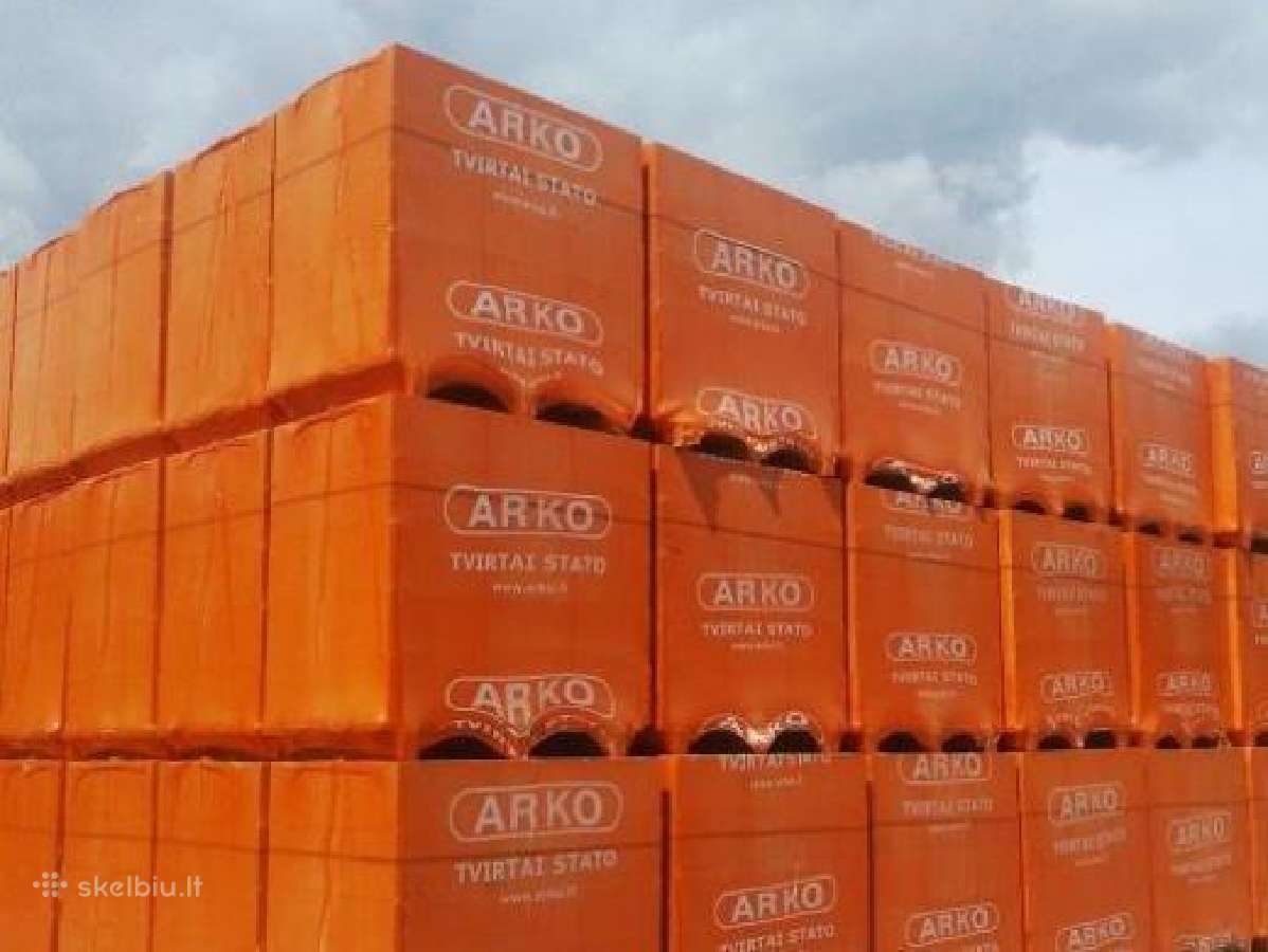 Arko blokeliai ir baltos plytos