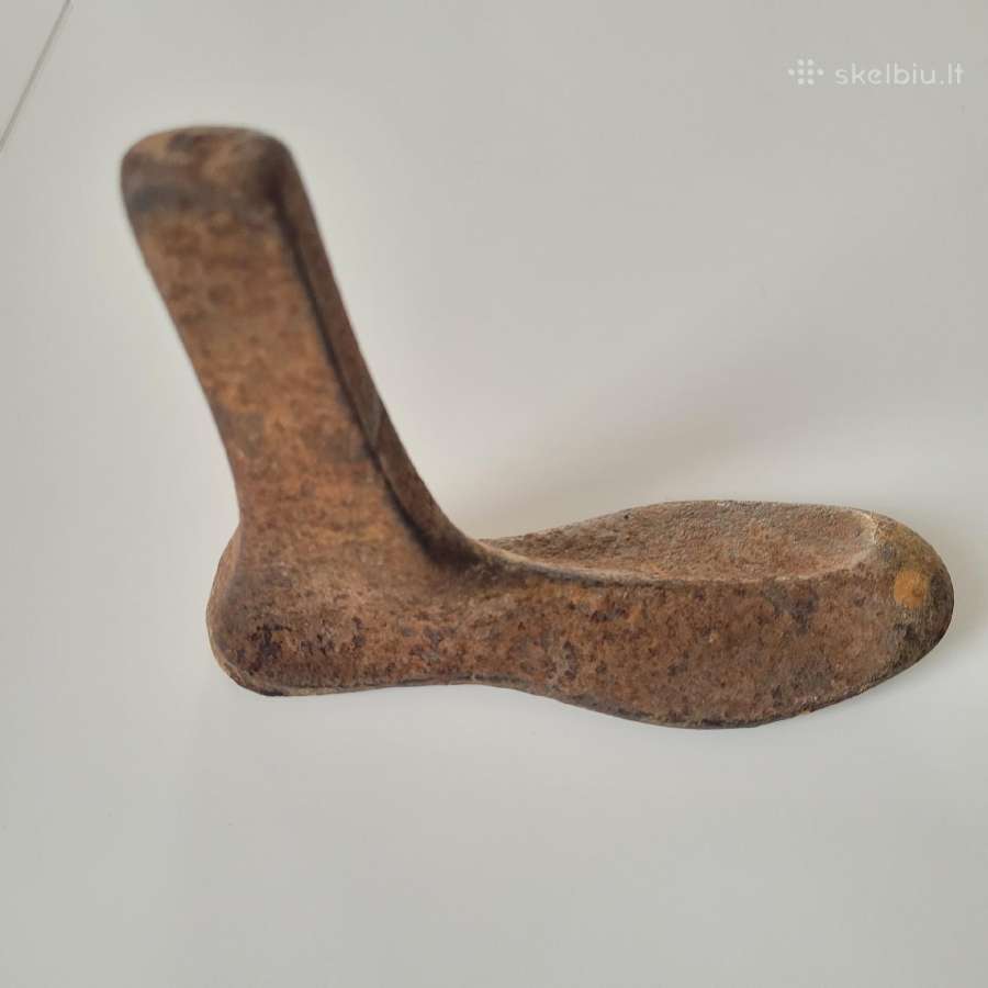 Senovinis metalinis kurpalius