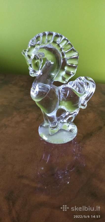 Statulele is stiklo "arklys"