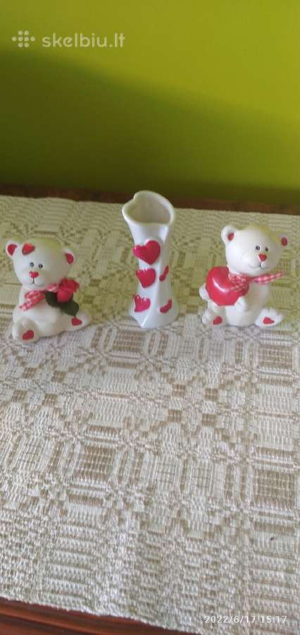 Du simpatiski meskiukai ir maza vazele.