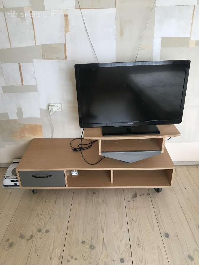 Televizoriaus staliukas su ratukais