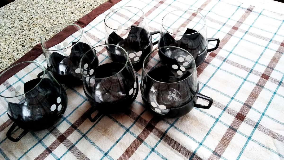 Arbatos stiklinės įdėkliukuose