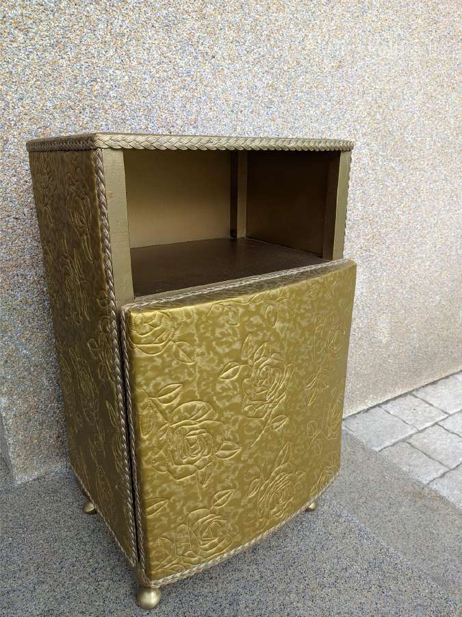 Restauruota senovinė auksinė spintelė 65x30x39cm.