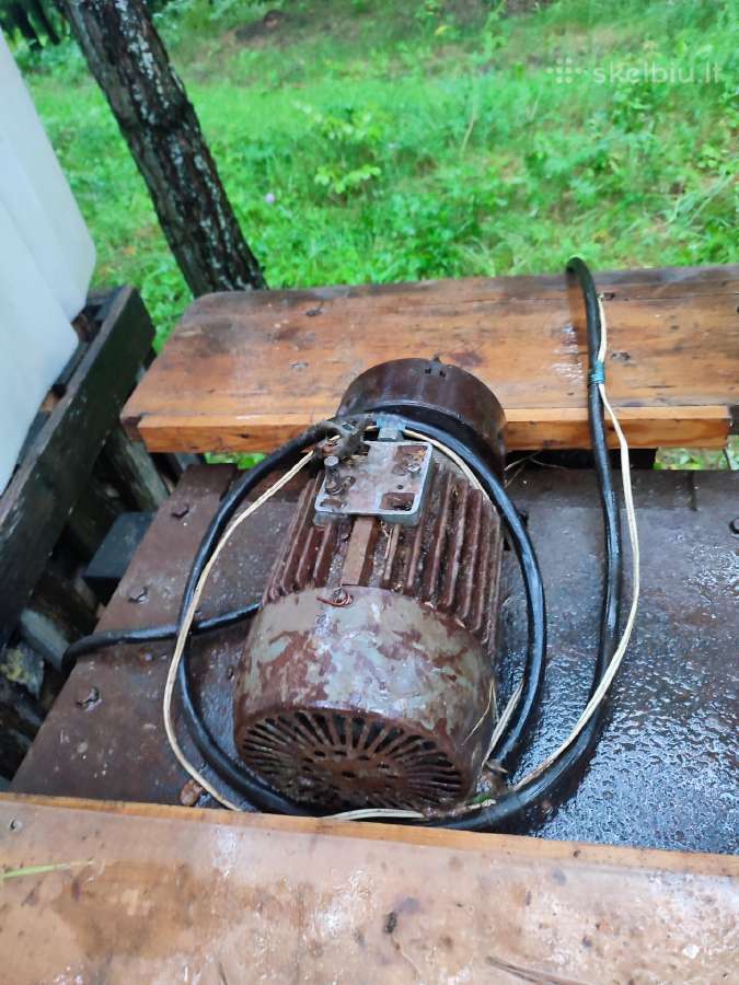 Gręžimo stakles stalas reguliuojami aukštyn žemyn.