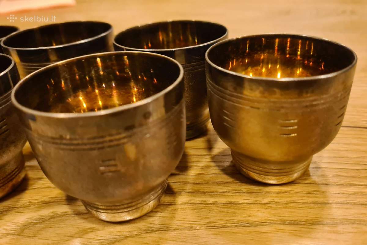 Vintažinis rinkinys metalinių taurelių su padėklu - nuotraukos Nr. 9