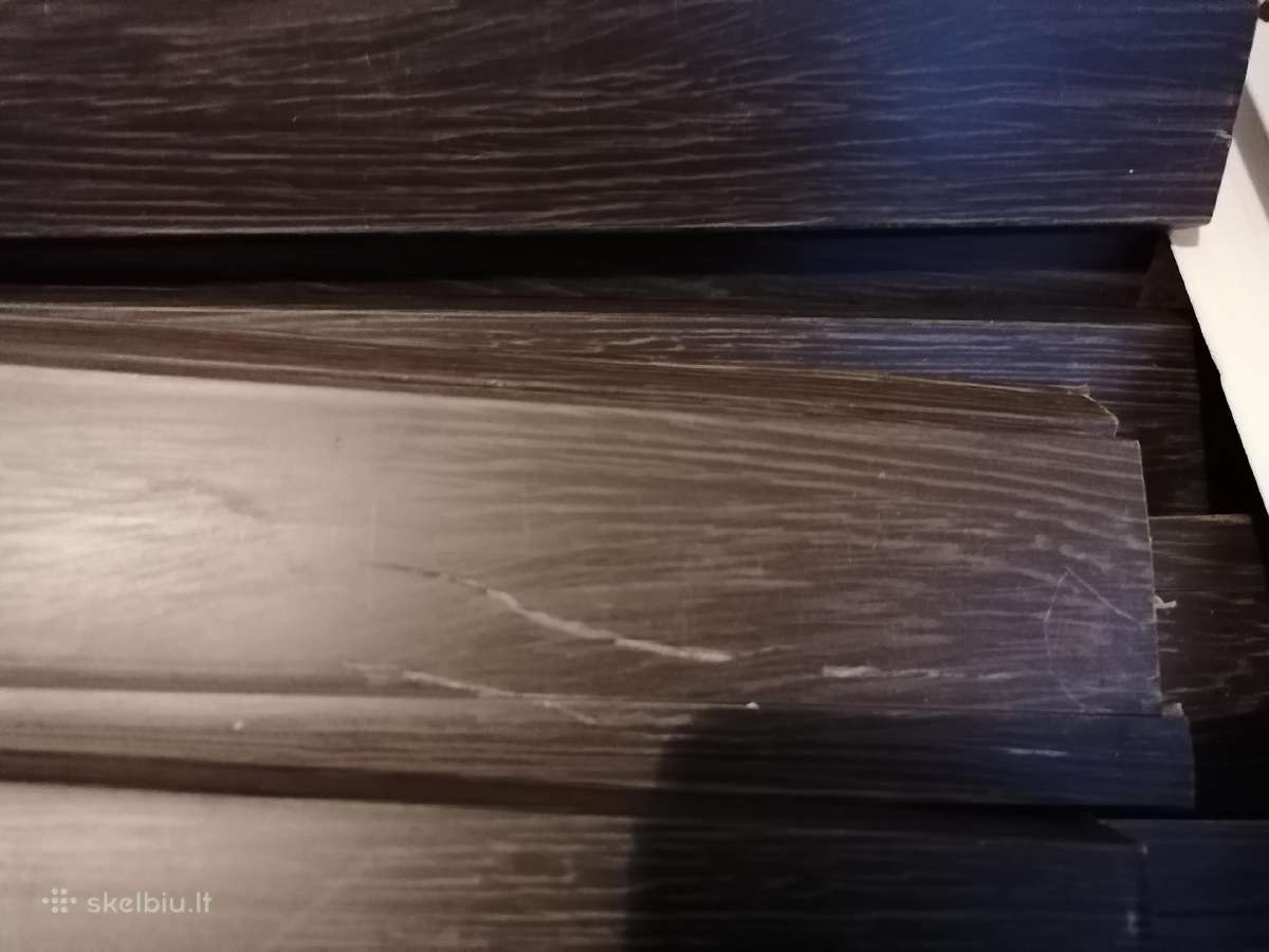 Nauji plintusai su defektu, sujungimo juostos