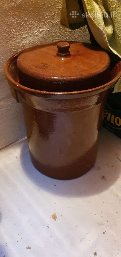 Keramikinis puodas kopūstams raugti.