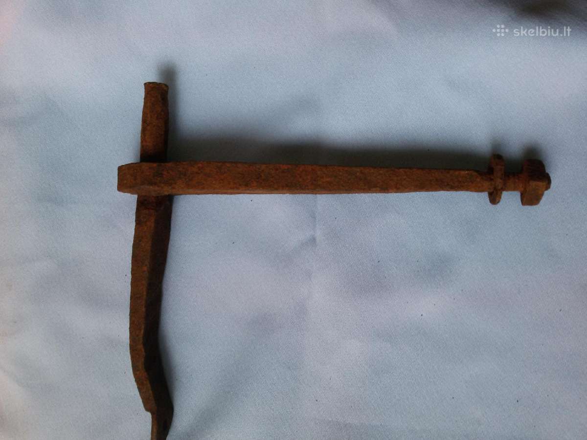 Senų laikų metalo durų vyrius