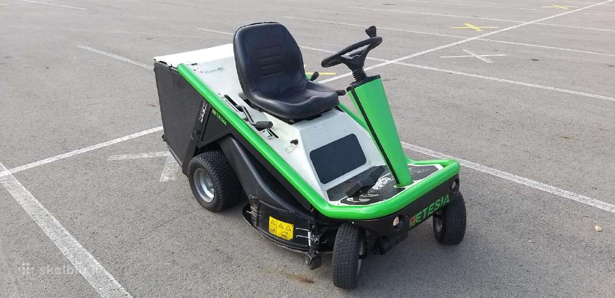 Sodo traktorius Zoliapjove Raideris Etesia Kawasak