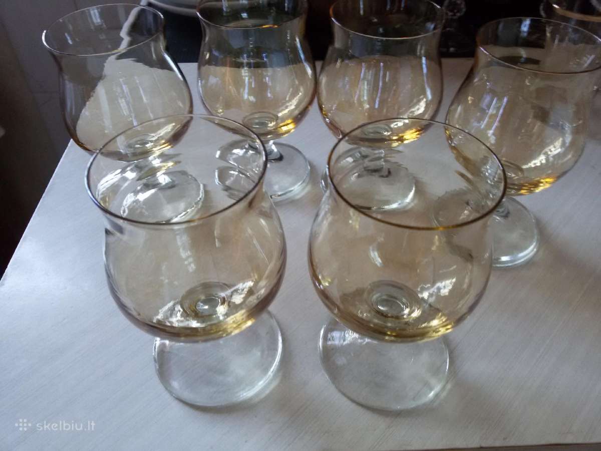 Senos gelsvo stiklo taurelės