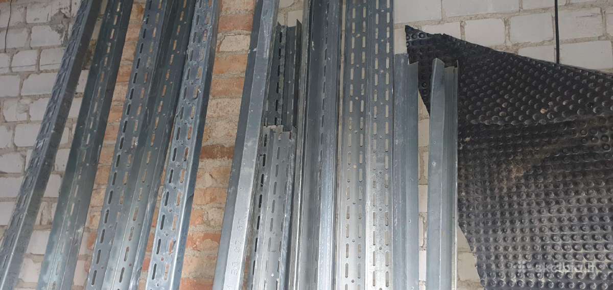 Metaliniai stiprūs profiliai.