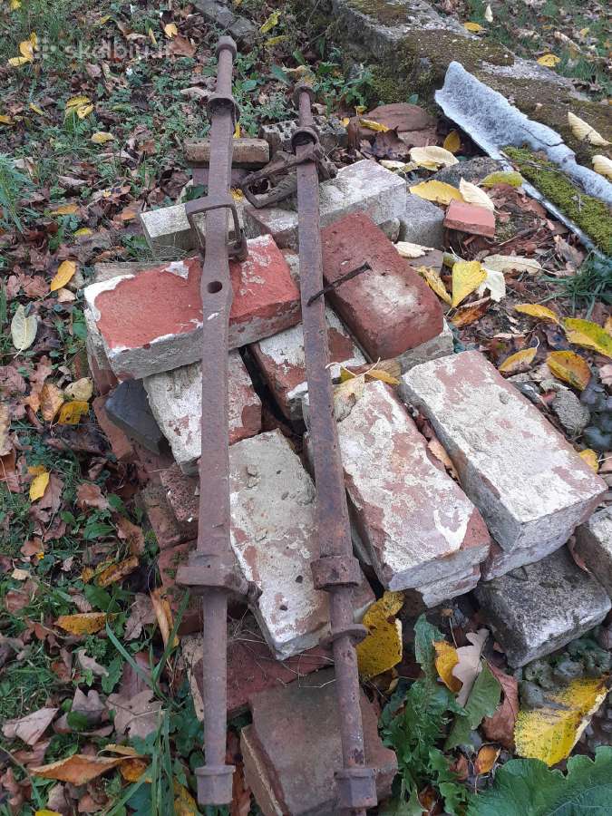 Senovinės brikos ar vežimaičio ašys.