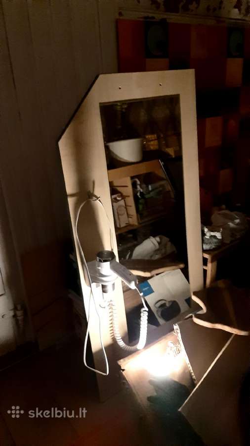 Veidrodis Su Remu Ir Pakabomis.