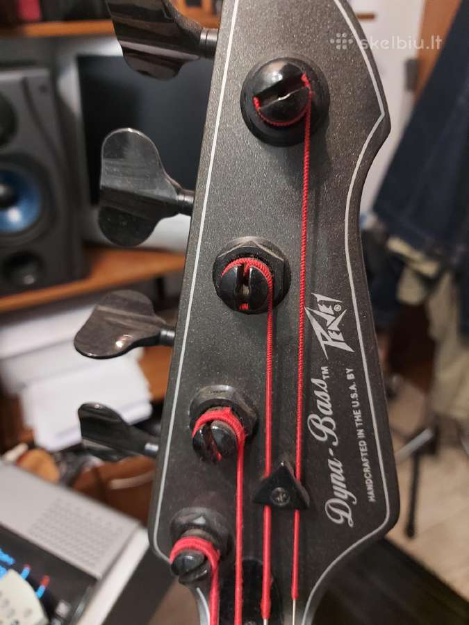 Bosine gitara Peavey Dyna. Lakland Skyline Deluxe